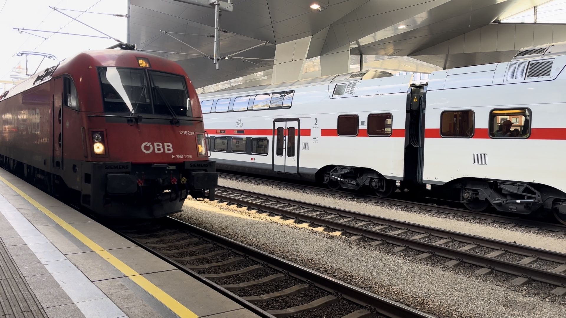 Railjet und DB IC2 am Bahnsteig im Wiener Hbf