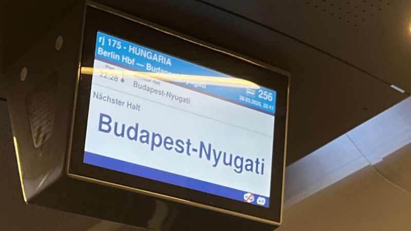 Anzeige Tafel in der Bahn nach Budapest-Nyugati