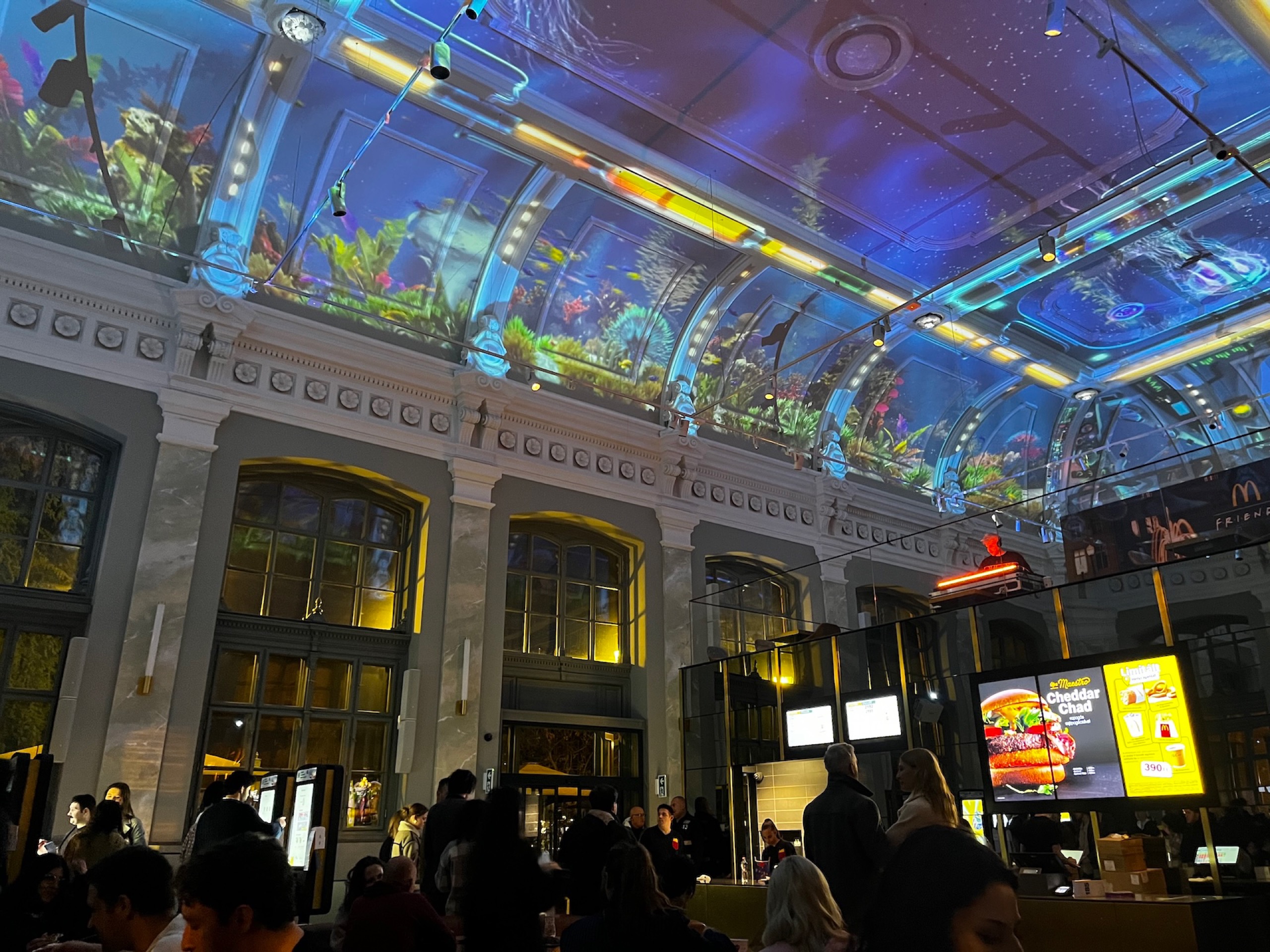 Party McDonalds von Innen mit Projektion an der Decke und DJ