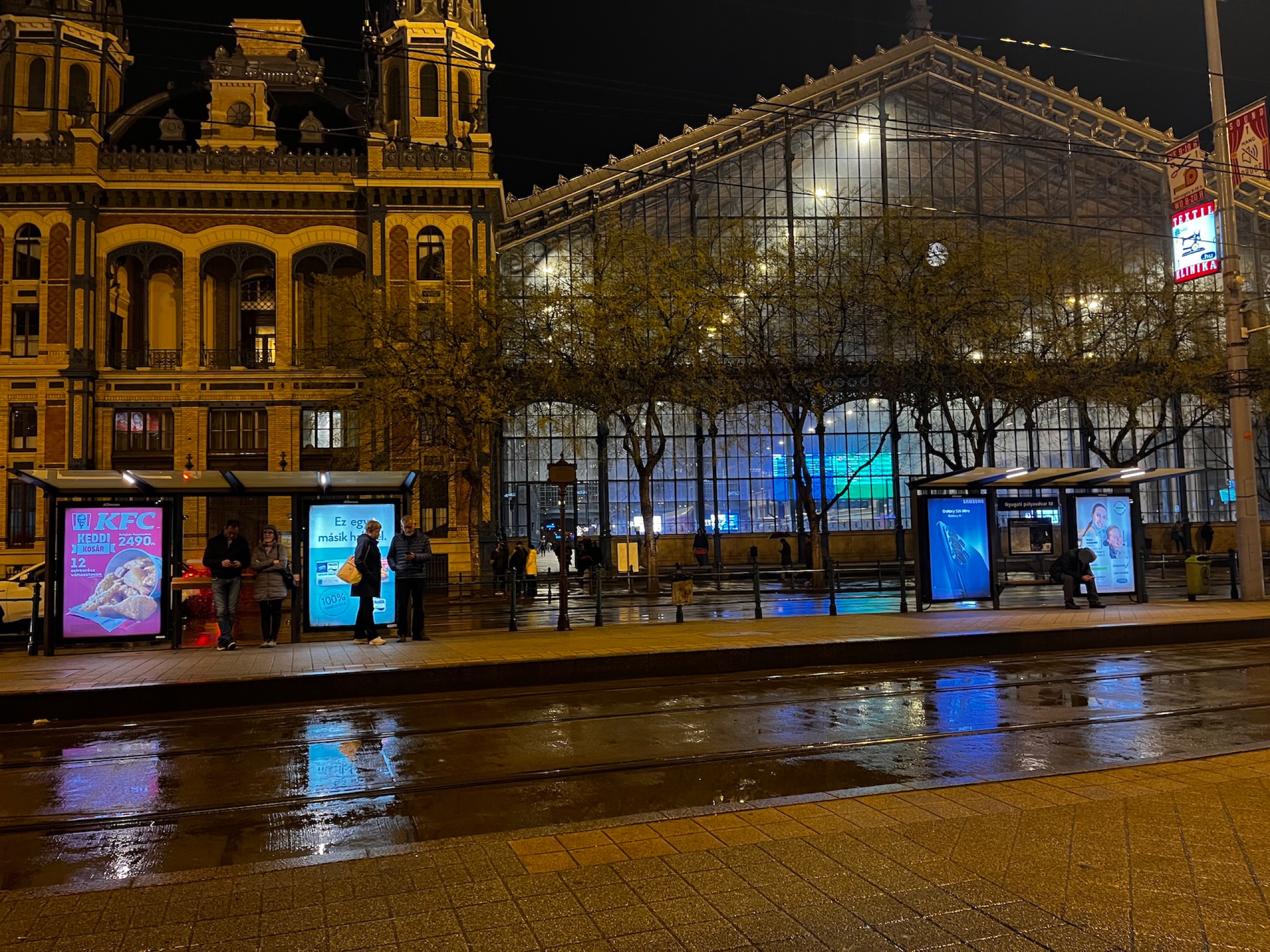 Blick auf den Kopfbahnhof Budapest-Nyugati von der gegenüber liegenden Straßenbahnhaltestelle