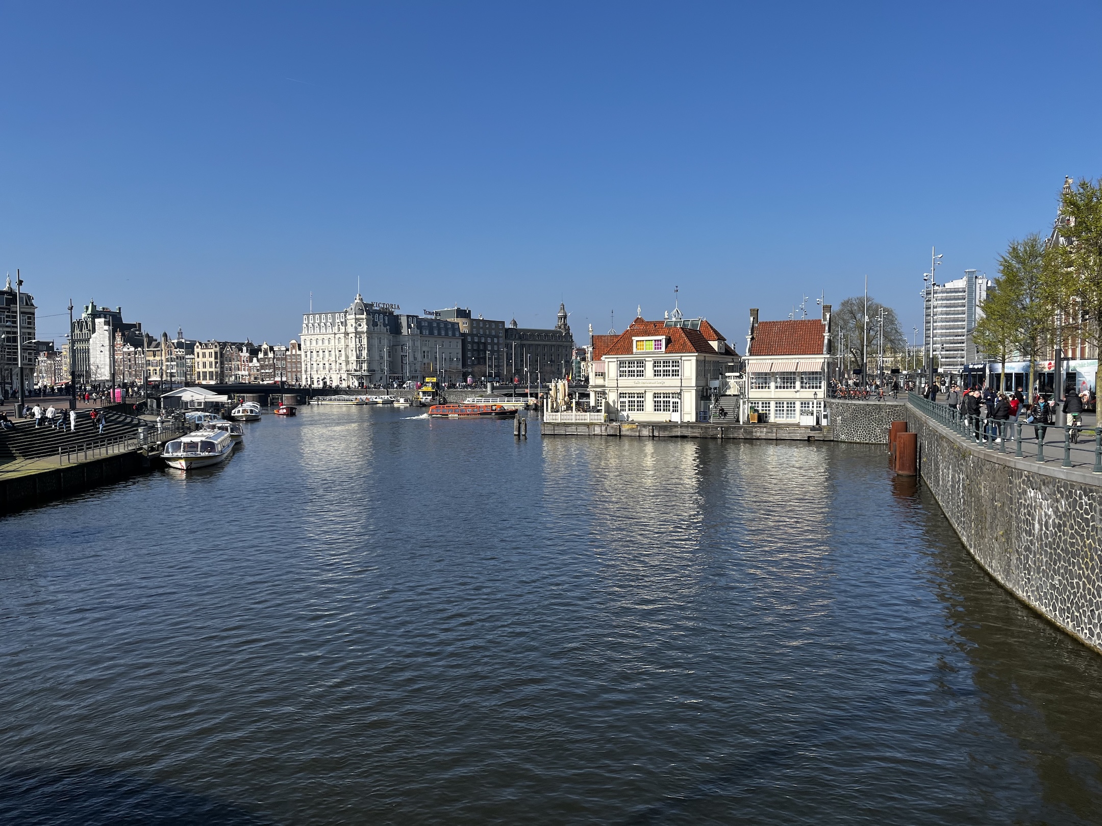 Fluss mit Blick auf Amsterdamer Innenstadt