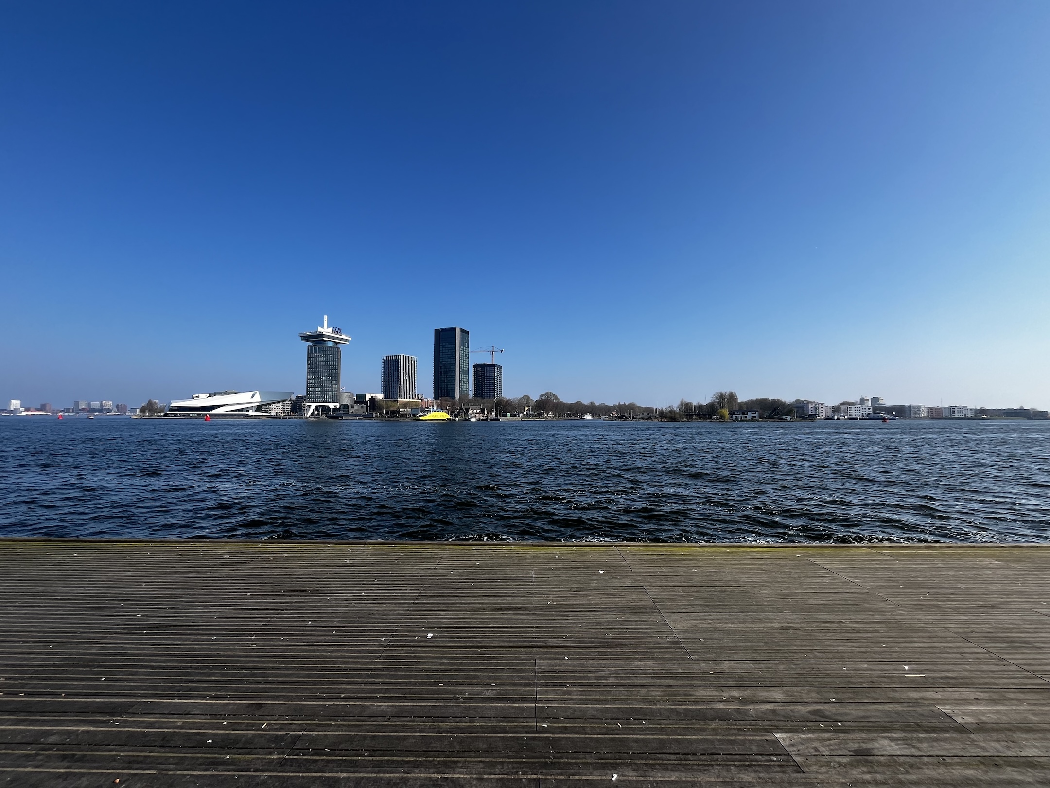 Pier am Fluss mit Blick auf die Skyline von Amsterdam